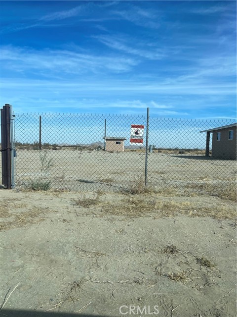 Detail Gallery Image 5 of 6 For 18645 E Palmdale Bld, Palmdale,  CA 93591 - 2 Beds | 1 Baths