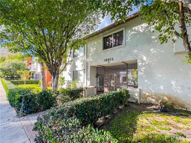 Photo of 18611 Collins Street #E29, Tarzana, CA 91356