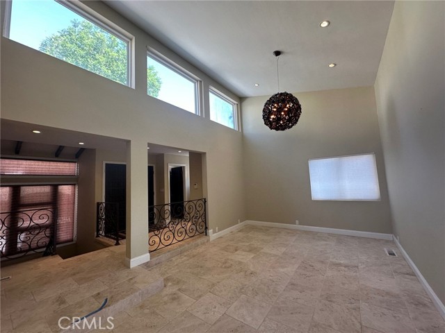 Detail Gallery Image 9 of 72 For 5247 Calatrana Dr, Woodland Hills,  CA 91364 - 3 Beds | 3 Baths