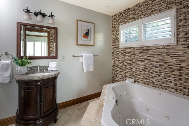 Detail Gallery Image 14 of 21 For 401 Holmwood, Newport Beach,  CA 92663 - 2 Beds | 2/1 Baths