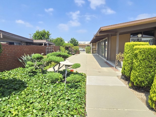 6 Merit Park Drive, Gardena CA: https://media.crmls.org/medias/4551e3d5-d266-4a79-8e5e-5bab5f6a62a7.jpg