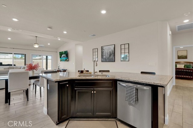 2454 W Mallard Lane, Hanford CA: https://media.crmls.org/medias/455200cf-1b96-4aaf-8e8d-1390d488417a.jpg