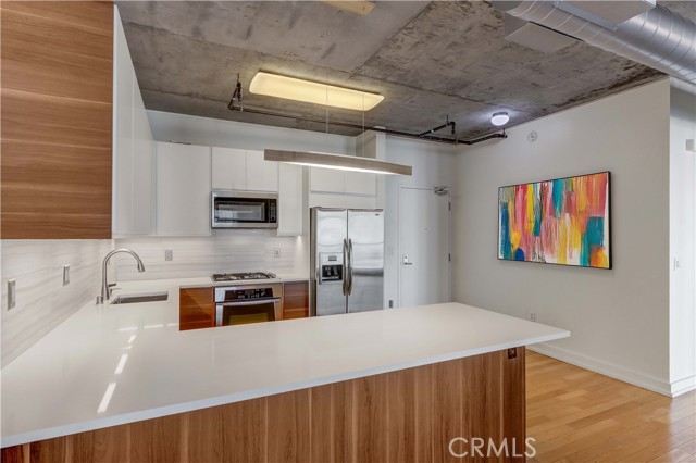 Detail Gallery Image 1 of 36 For 645 W 9th St #532,  Los Angeles,  CA 90015 - 1 Beds | 1 Baths