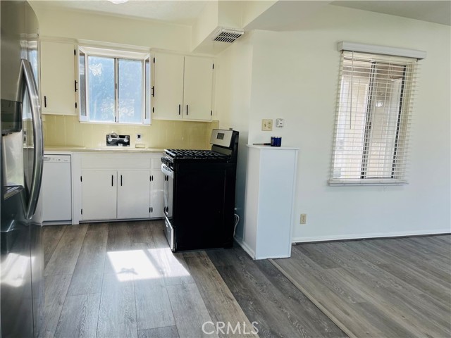 Detail Gallery Image 8 of 23 For 18829 Martha, Tarzana,  CA 91356 - 2 Beds | 1 Baths