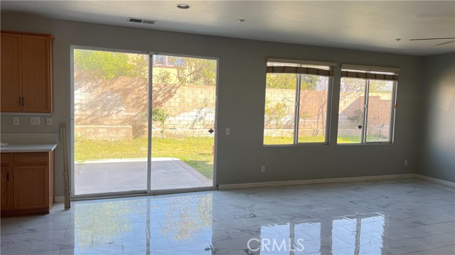 Detail Gallery Image 10 of 33 For 7575 Lime, Fontana,  CA 92336 - 5 Beds | 3 Baths