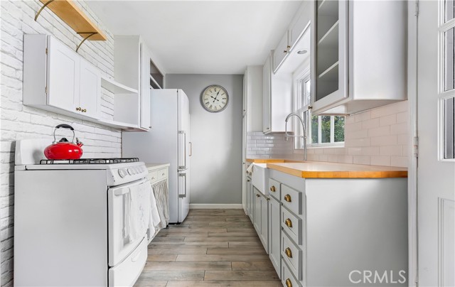 304 Dahlia Place, Corona del Mar CA: https://media.crmls.org/medias/455ebaeb-0fbd-4495-b8c7-fce7d0ad273e.jpg