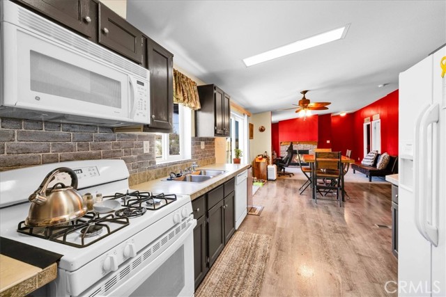 6293 Mojave Avenue, 29 Palms CA: https://media.crmls.org/medias/45665327-478a-4a80-8cf3-acc9da514a04.jpg