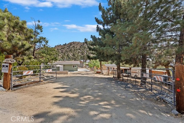1946 Desert Front Road, Wrightwood CA: https://media.crmls.org/medias/4566caf4-0798-4bba-a328-d2bebe502466.jpg