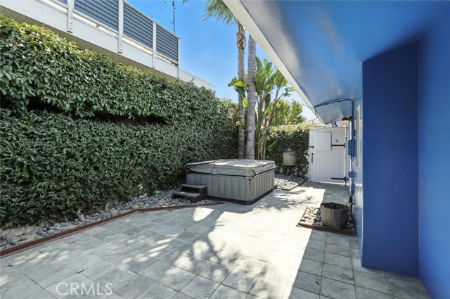 Detail Gallery Image 4 of 31 For 414 N Gertruda #B,  Redondo Beach,  CA 90277 - 3 Beds | 2 Baths