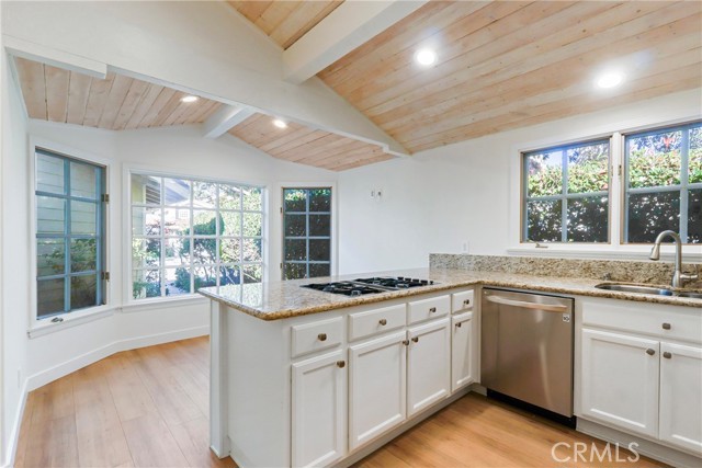 Detail Gallery Image 7 of 22 For 1 Malaga, Manhattan Beach,  CA 90266 - 2 Beds | 2 Baths