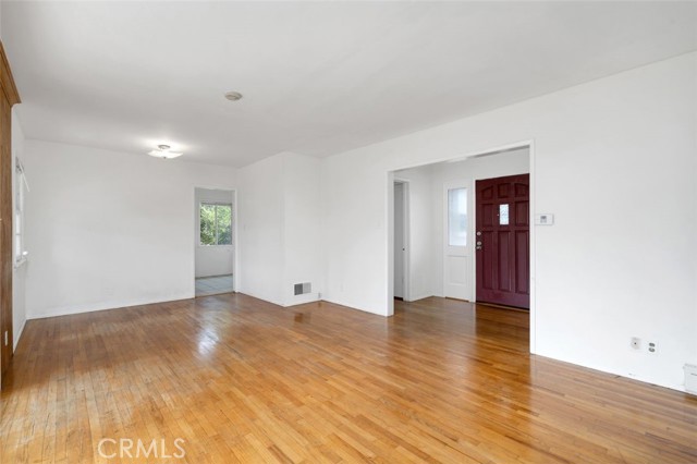 9933 Norwich Avenue, Mission Hills (San Fernando) CA: https://media.crmls.org/medias/456e66e0-77d2-4c65-954b-3671e50d072e.jpg