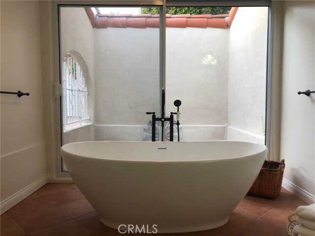 Detail Gallery Image 24 of 28 For 906 Emerald Bay, Laguna Beach,  CA 92651 - 4 Beds | 2/1 Baths