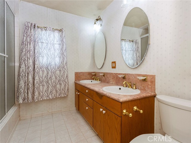 10348 Woodbridge Street, Toluca Lake CA: https://media.crmls.org/medias/45710124-8509-42d3-8c40-e9ce08bcd15c.jpg