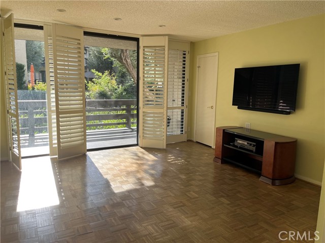 Detail Gallery Image 15 of 27 For 21801 Burbank #83,  Woodland Hills,  CA 91367 - 4 Beds | 3 Baths