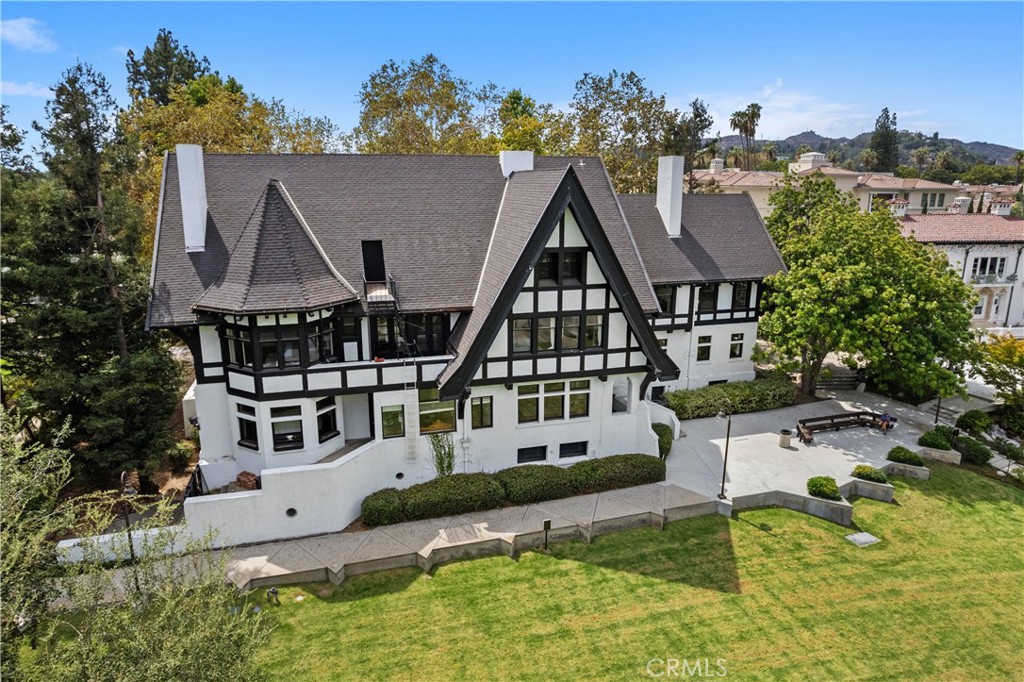 182 S Orange Grove — Tudor