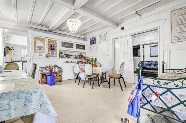 1470 W Adams Boulevard, Los Angeles CA: https://media.crmls.org/medias/4572518f-27ac-4525-8372-1e61b2d10461.jpg