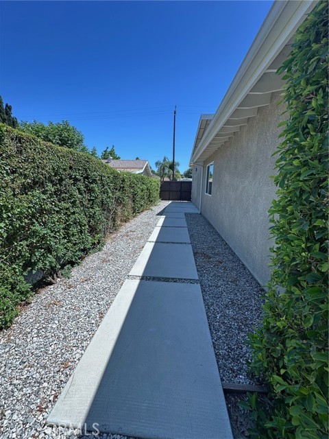 17223 Kingsbury Street, Granada Hills CA: https://media.crmls.org/medias/4572b215-8a54-4768-ac40-80a32dc0a4c7.jpg