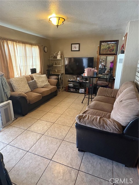 Detail Gallery Image 2 of 7 For 10441 Cypress Ave, Riverside,  CA 92505 - 4 Beds | 2 Baths