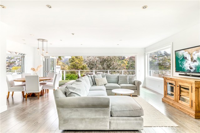 31032 Aliso Circle, Laguna Beach CA: https://media.crmls.org/medias/45769464-888a-4c83-a11b-b5f74e30138a.jpg