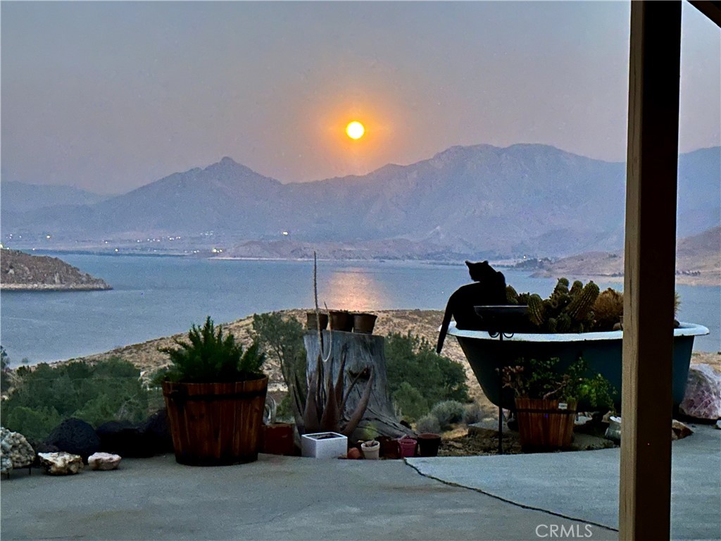 https://media.crmls.org/medias/4576e00b-92d1-49db-810b-1c49c9bfaf25.jpg?preset=X-Large