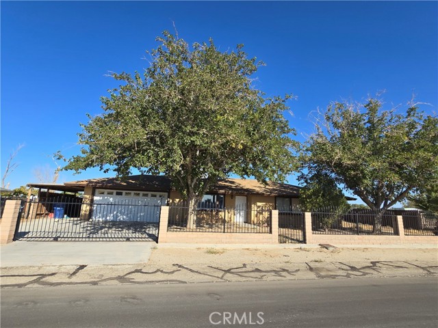 41042 163rd St E, Lancaster CA: https://media.crmls.org/medias/45775987-93a3-44d3-932b-397c9b78fdde.jpg