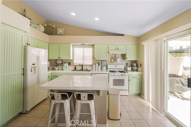 Detail Gallery Image 6 of 23 For 332 Del Flora, Oceanside,  CA 92058 - 3 Beds | 2 Baths