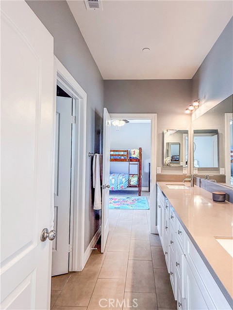 Image 31 of 50 For 449 Skylark  