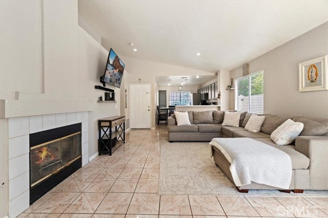 Detail Gallery Image 13 of 26 For 1327 Carriage Ln, Perris,  CA 92571 - 3 Beds | 2 Baths