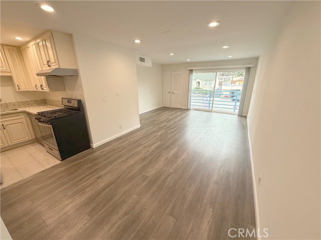 Detail Gallery Image 2 of 11 For 3016 Honolulu Ave #8,  Glendale,  CA 91214 - 2 Beds | 2 Baths