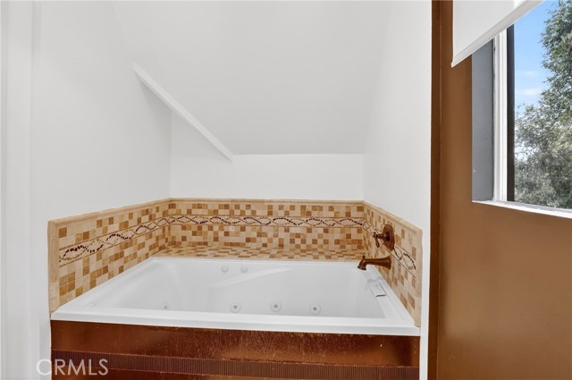 Detail Gallery Image 22 of 40 For 104 Highway 173, Lake Arrowhead,  CA 92352 - 3 Beds | 3 Baths