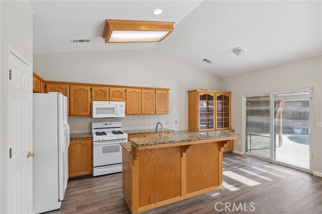 525 Mallard Avenue, Lemoore CA: https://media.crmls.org/medias/458b2743-c20a-4eb4-af61-f7e42b50791e.jpg