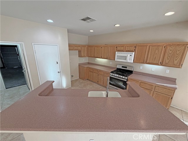 Detail Gallery Image 7 of 49 For 1079 Lyons Ct, Banning,  CA 92220 - 4 Beds | 3 Baths