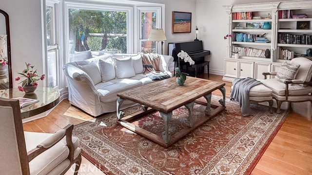 Detail Gallery Image 4 of 54 For 3524 Grand View Bld, Los Angeles,  CA 90066 - 5 Beds | 4/2 Baths