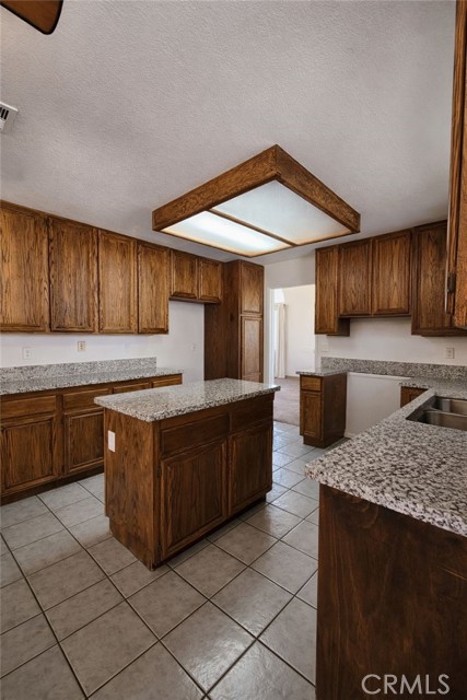 Detail Gallery Image 9 of 20 For 17068 Jurassic, Victorville,  CA 92394 - 4 Beds | 3 Baths
