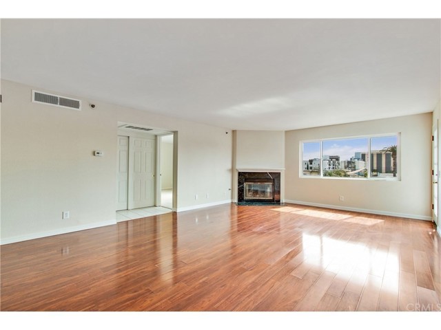 Detail Gallery Image 4 of 29 For 726 Elm Ave #304,  Long Beach,  CA 90813 - 2 Beds | 2 Baths