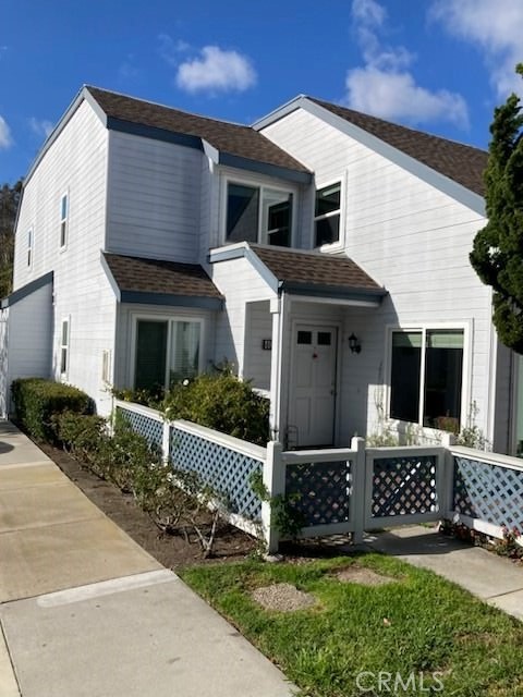 A fantastic 3 bedroom plus loft in great neighborhood of Woodbridge. This home offers primary bedroom on the first floor with additional 2 other bedrooms and a loft upstairs. This home is an end unit with a lots of natural light. Close to shopping and freeway!