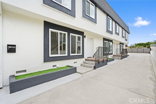 Detail Gallery Image 3 of 33 For 7010 Lennox Ave #B,  Van Nuys,  CA 91405 - 4 Beds | 2 Baths