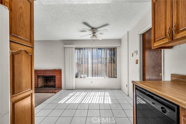 1860 San Francisco Avenue, Long Beach CA: https://media.crmls.org/medias/45a4ee34-5456-4704-8284-0790511739ef.jpg