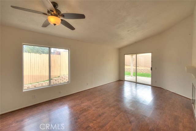 14319 Weeping Willow Lane, Fontana CA: https://media.crmls.org/medias/45a68b98-de0d-47ea-ada0-b1f514a4d9cd.jpg