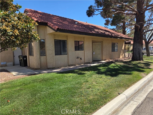 Detail Gallery Image 2 of 16 For 19099 Frances, Apple Valley,  CA 92308 - 2 Beds | 2 Baths