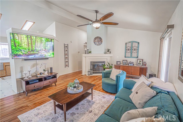 Detail Gallery Image 5 of 74 For 20164 Crestview Dr., Canyon Country,  CA 91351 - 3 Beds | 2 Baths