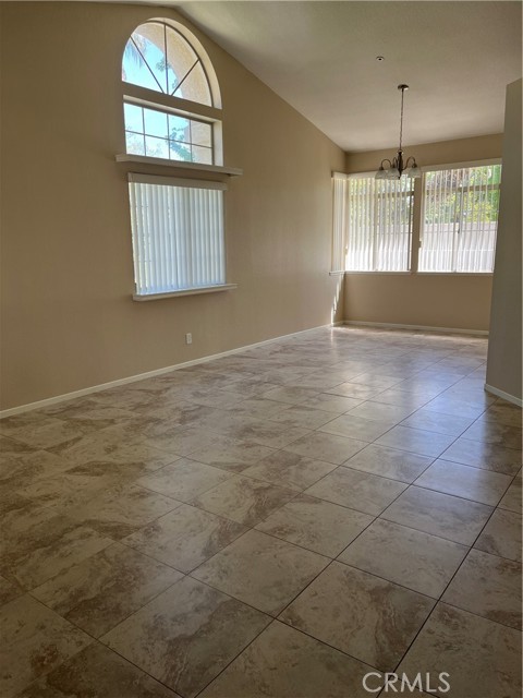 Detail Gallery Image 4 of 14 For 13747 Stanford Ct, Fontana,  CA 92336 - 4 Beds | 3 Baths