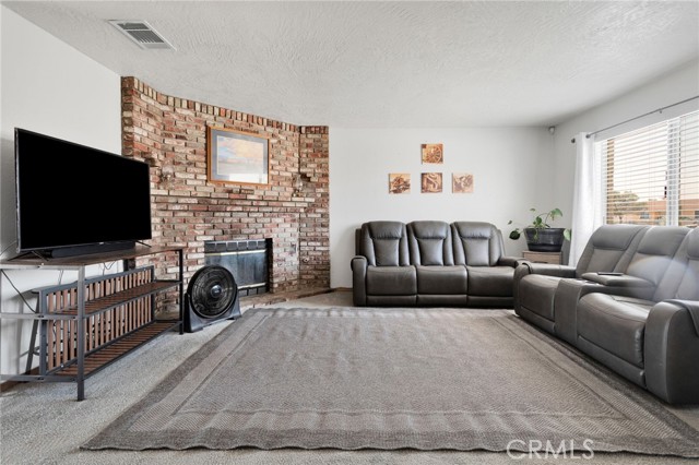 Detail Gallery Image 4 of 22 For 21867 Jelan Ave, Apple Valley,  CA 92307 - 3 Beds | 2 Baths