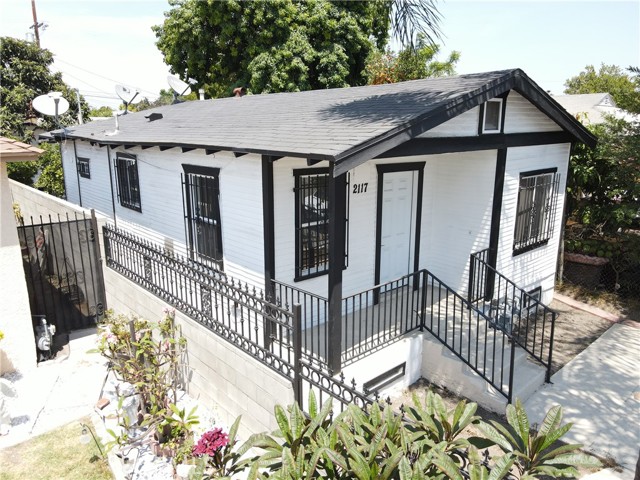 Detail Gallery Image 2 of 31 For 2117 E 112th St, Los Angeles,  CA 90059 - 4 Beds | 2 Baths