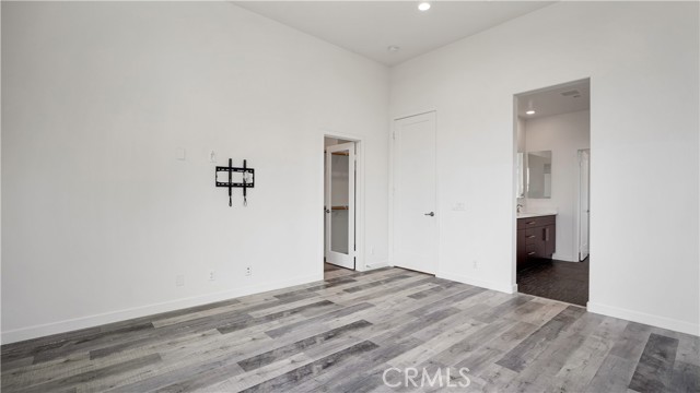 122 Fixie, Irvine CA: https://media.crmls.org/medias/45b3fda7-9139-4b63-85bd-daa955846b3b.jpg