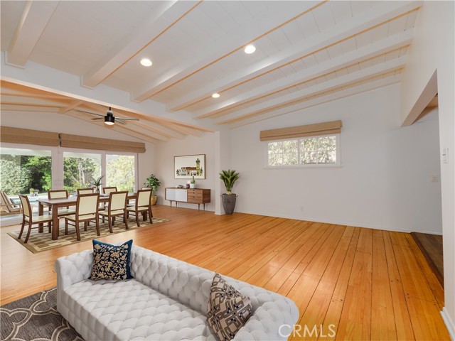 Detail Gallery Image 15 of 65 For 4539 Hayvenhurst, Encino,  CA 91436 - 3 Beds | 3 Baths