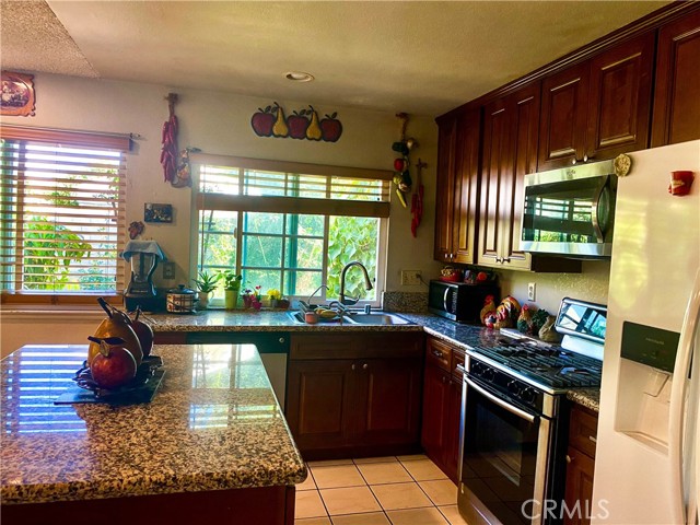 Detail Gallery Image 6 of 12 For 1949 S Palm Pl, Ontario,  CA 91762 - 3 Beds | 2 Baths