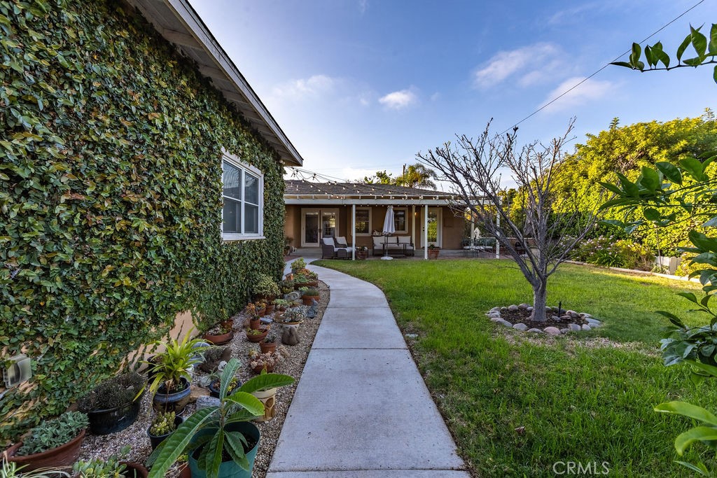 1121 Vista Way