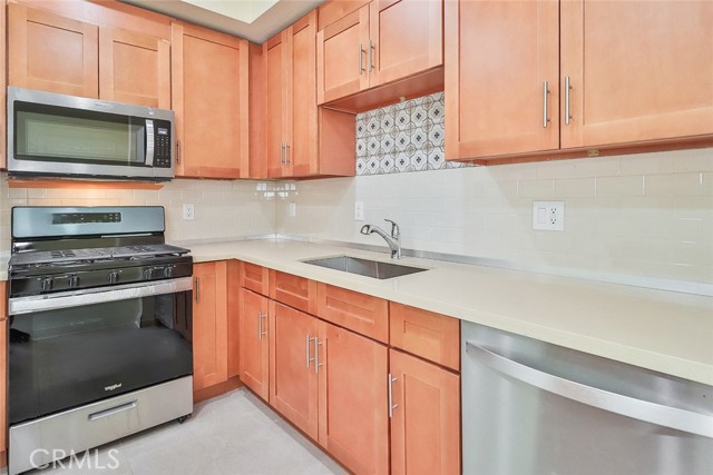 Detail Gallery Image 13 of 46 For 7132 Farralone Ave #207,  Canoga Park,  CA 91303 - 3 Beds | 2/1 Baths
