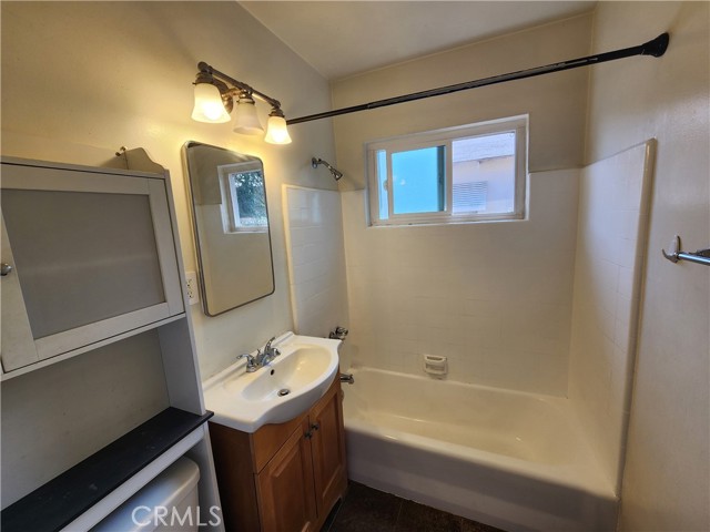Detail Gallery Image 15 of 28 For 14229 1/2 Moorpark, Sherman Oaks,  CA 91423 - 2 Beds | 1 Baths